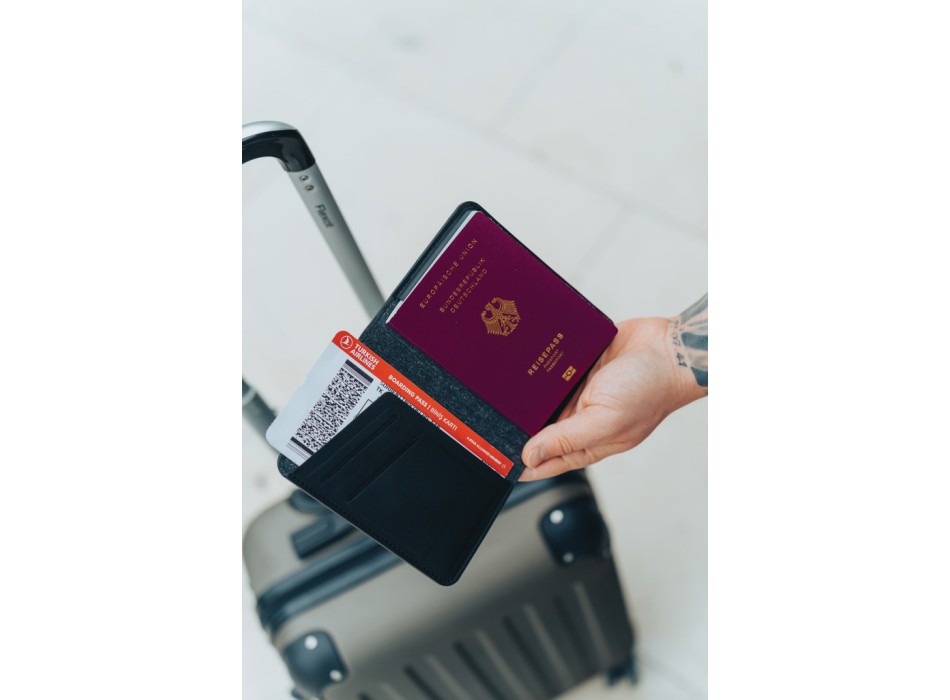 Porta passaportoTrackmate rintracciabile in rPET RCS FullGadgets.com